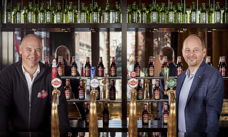 Cor Honkoop van de Texelse Bierbrouwerij en Hans Bohm van Heineken achter de bar